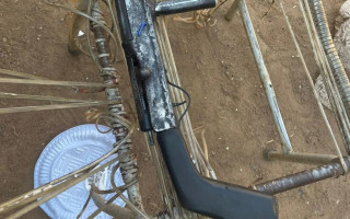 Arma artesanal foi apreendida pela polícia.