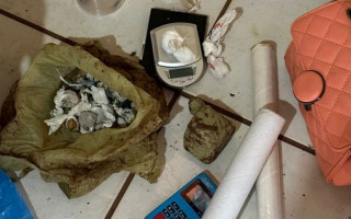 Foram apreendidos entorpecentes, balança de precisão e material utilizado para embalar a droga 
