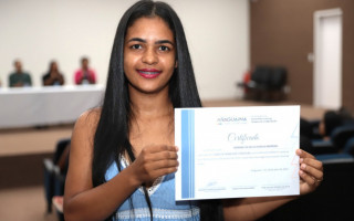 Karine Alves se formou em designer de sobrancelha e já está empreendendo. Desde 2021, o Centro de Geração de Renda formou mais de 350 pessoas.