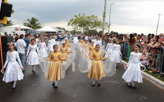 O desfile também trouxe coreografias, apresentação de caratê, desfile de motos, forças de segurança, mudas de plantas para ressaltar a sustentabilidade e diversas fanfarras
