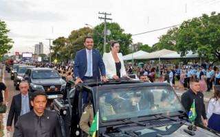Programação do tradicional Desfile Cívico-Militar começou com a concentração dos pelotões e revista das tropas, com o governador Wanderlei Barbosa e a prefeita de Palmas, Cinthia Ribeiro, desfilando em carro aberto