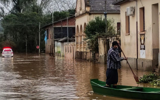 Desde a última segunda-feira (4), chuvas e inundações causadas por um ciclone extratropical matou pessoas e inundou cidades
