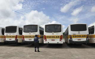 Na inspeção, os agentes de fiscalização do Detran/TO verificam as condições do veículo e a documentação.
