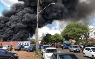 O fogo atingiu pneus que estavam amontoados e chegou a derrubar um muro que dividia duas oficinas.