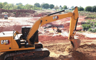 Máquinas iniciaram trabalhos de canalização do Córrego Baixa Funda, trecho do Residencial Camargo. 