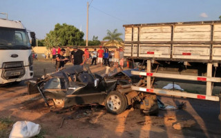 Carro ficou esmagado entre dois caminhões em Taquaralto 