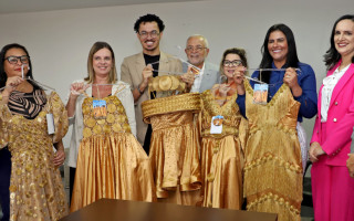 Primeira-dama Karynne Sotero recebe a coleção de cinco vestidos confeccionados com adornos em capim dourado