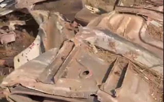 Destroços da carreta ficaram espalhados nas margens da pista. 