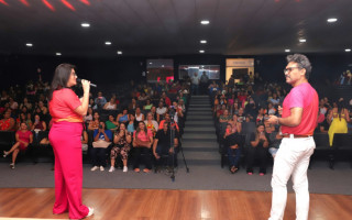 As consultoras acompanharam palestras com profissionais renomados da Natura e Avon, e renovaram as informações sobre perfumaria e maquiagem no Brasil.