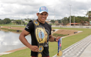 Araguainense Wellington Lobo, de férias em Araguaína, exibe com orgulho o cinturão