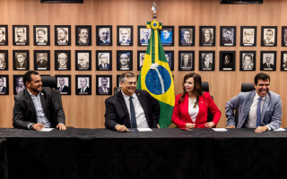 Wanderlei Barbosa, Flávio Dino, a senadora Professora Dorinha e o deputado federal Ricardo Ayres firmam compromisso para que dois novos helicópteros reforcem a infraestrutura de segurança pública do Tocantins.
