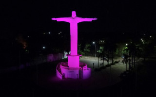 Em celebração à campanha, o monumento do Cristo Redentor de Araguaína, no Setor Jardim Pedra Alta, recebeu uma iluminação especial rosa