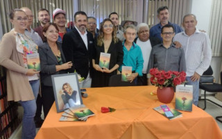 Escritora Fernanda Alcântara durante lançamento de livro em Araguaína