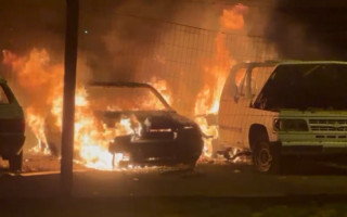 Carros sendo consumidos pelas chamas. 