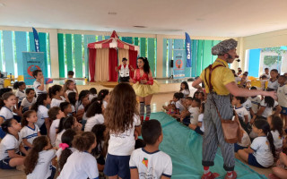 O espetáculo trata da importância da água para o planeta de forma lúdica e alegre.