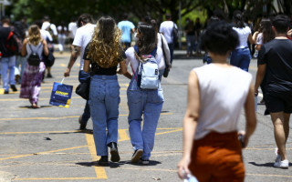 Na prova de redação, os estudantes precisam escrever um texto dissertativo-argumentativo.