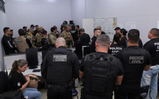Dezenas de policiais civis participaram dos cumprimentos de mandados judiciais.