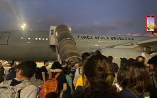Brasileiros embarcando em voo da FAB em Israe