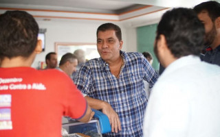 Amastha toma café e conversa com moradores em lanchonete no centro de Araguaína