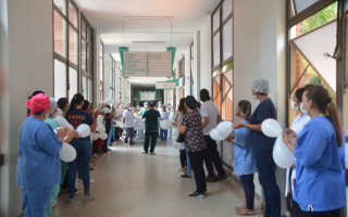 Sob comoção, colegas de trabalho prestam última homenagem à Benedita Nazaré