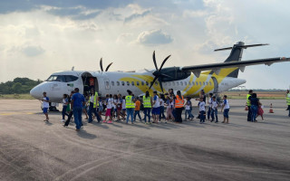 Grupo de alunos da Escola Municipal Joaquim Sabino em visita ao aeroporto de Araguaína 
