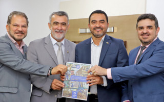  Wanderlei Barbosa, acompanhado do secretário-chefe da Casa Civil, Deocleciano Gomes; e do secretário de Estado do Planejamento e Orçamento, Sergislei Moura; entregou o PLDO 2024 ao presidente da Assembleia, deputado Amélio Cayres.