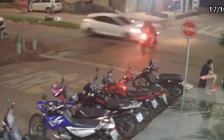 Os dois ocupantes da moto foram arremessados e tiveram ferimentos leves.
