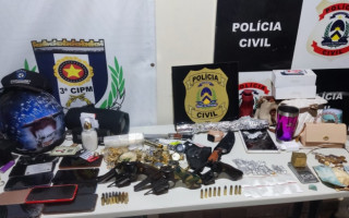 Armas de fogo, munições, joias, celulares, dinheiro e diversos produtos foram apreendidos durante a ação policial.