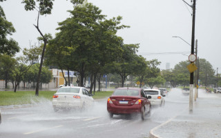 Em dias chuvosos, a pista molhada pode deixar manobras habituais mais arriscadas além de diminuir a visibilidade dos motoristas