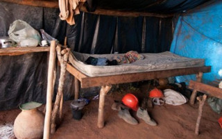 Empregados dormiam em barracas de camping ou em barracões rústicos.