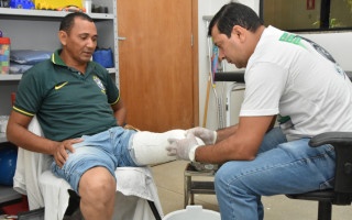 Gerias Viana Alves comemora a possibilidade de trocar sua prótese.