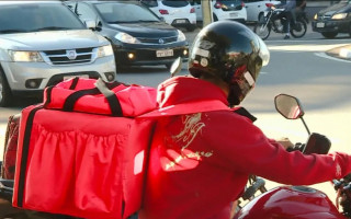 Cerca de 4 mil pessoas exerciam suas atividades laborais por meio de plataformas digitais de serviços em 2022. 