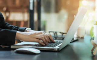 Empresa oferece vaga para auxiliar administrativo