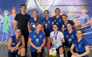 Da esquerda para direita Arthur Wieczorek, técnico (filho da perita Dunya Wieczorek e sobrinho da escrivã Priscila Wieczorek), escrivã Priscila, servidora adm. Rosângela, servidora adm. Viviani, perita Milene. Abaixadas.
