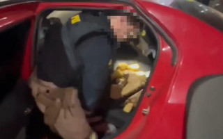 Droga estava escondida em um Renault/Logan de cor vermelha. 