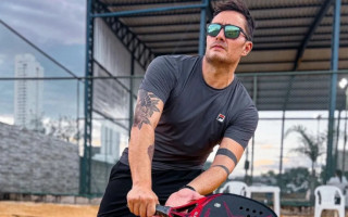 Thiago Souza era atleta do beach tennis e morreu durante uma partida. 