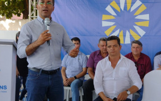 Prefeito de Araguaína Wagner Rodrigues e deputado estadual Jorge Frederico (sentado), em inaguração de refeitório de escola em Araguaína. 