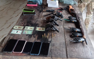 Polícia Civil apreendeu celulares, armas de fogo, munições e rádios comunicadores.