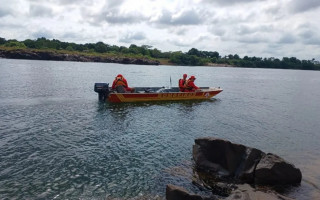 Segundo a Defesa Civil, os dois corpos foram encontrados no meio do rio, abaixo da Ilha Cabral.