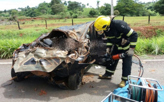 Jovem ficou preso às ferragens e conseguiu escapar nesta quarta.