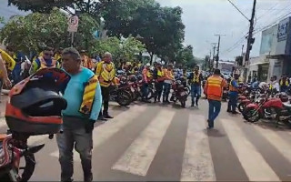 Manifestantes se concentraram em frente ao gabinete do prefeito Wagner Rodrigues. 