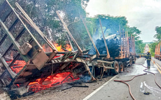 Fogo na carga começou de madrugada e levou horas para ser controlado 