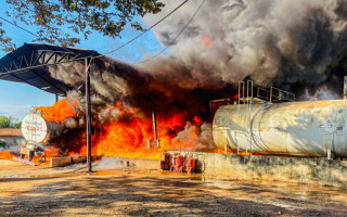  Após três horas de combate, bombeiros militares extinguem incêndio