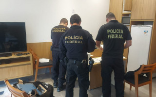 Policiais Federais cumprem 18 (dezoito) mandados de busca e apreensão em dez cidades, sendo seis delas capitais. 
