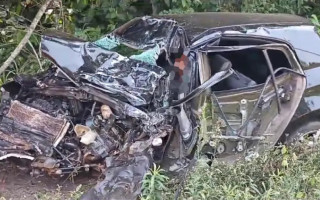 Motorista morreu na hora. 