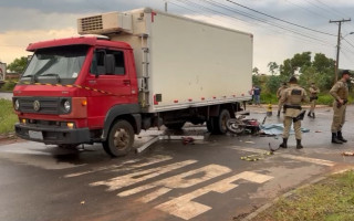 Acidente envolveu um caminhão e uma motocicleta.
