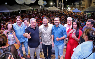 Na noite desta terça-feira, 14, o governador Wanderlei Barbosa, acompanhado da primeira-dama Karynne Sotero, e o vice-governador Laurez Moreira, prestigiaram a comemoração dos 65 anos da cidade de Gurupi 