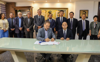 Secretário-chefe da Casa Civil, Deocleciano Gomes, assina parceria promissora com a província chinesa de Qinghai em nome do governador Wanderlei Barbosa
