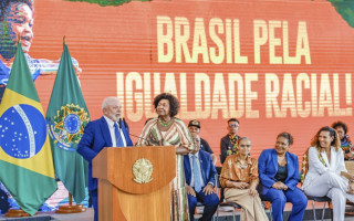 Presidente Lula fala ao público durante o lançamento do segundo Pacote pela Igualdade Racial, ao lado da deputada federal Benedita da Silva