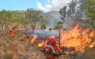 Bombeiros militares combatem incêndio florestal em Natividade, Sudeste do Tocantins.